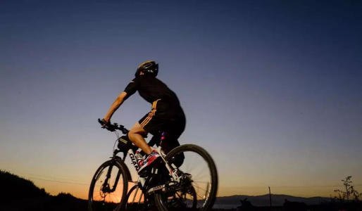 少年24天骑行2千多公里，其父亲起到怎样的重要作用？