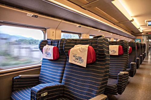 高铁喊“我比你身份高”的男子认错道歉，拿身份压人属于什么行为？