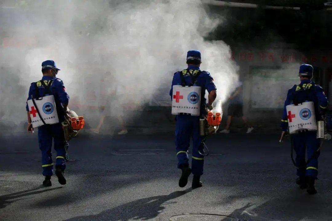 上海一防疫救援队员在执行任务时突然倒地牺牲,如何保障防疫人员的安全?