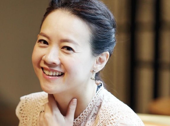 47岁曾宝仪与男友聚餐，为何至今不结婚？