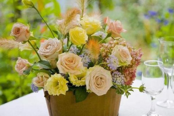 花瓶插花的时候加些什么物质，可以活的时间长些？