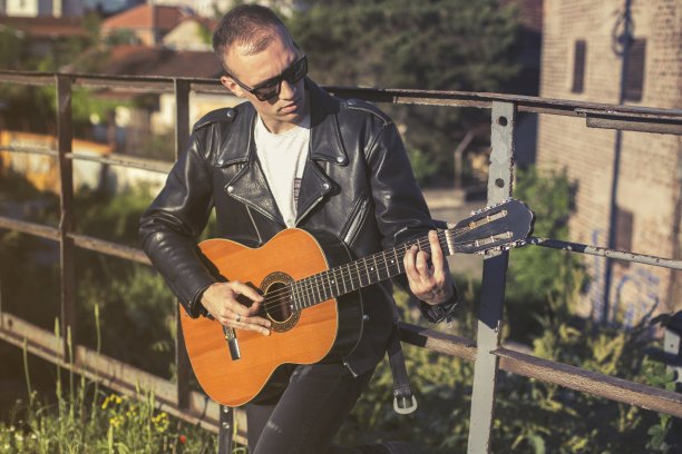 我是疯了还是傻,为了一个烂人渣是哪首歌？