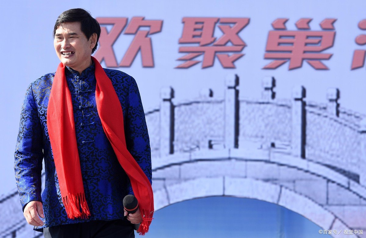 朱之文被村民“吸血”十年,家门被踢开成日常,这样处境的他为何不搬家?