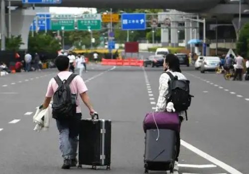 江西一对夫妻来沪看病后流浪街头哽咽受访，他们到底遭遇了什么？