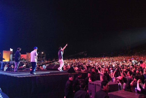 西湖汉服展男演员掉下舞台，举办方安全意识为何这么淡薄？