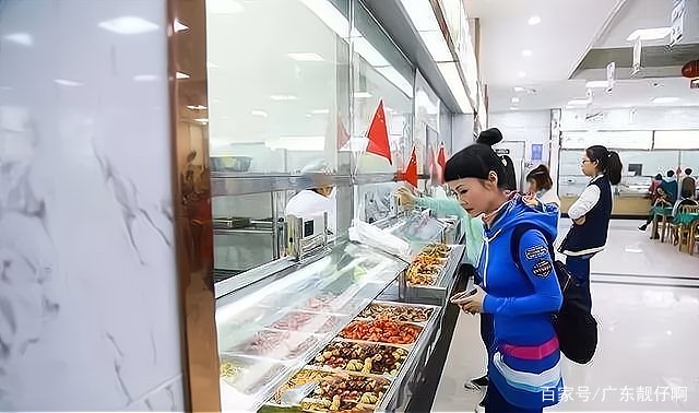 5年前，51岁母亲陪女儿考研，最后和女儿成为同学，她现在好吗？