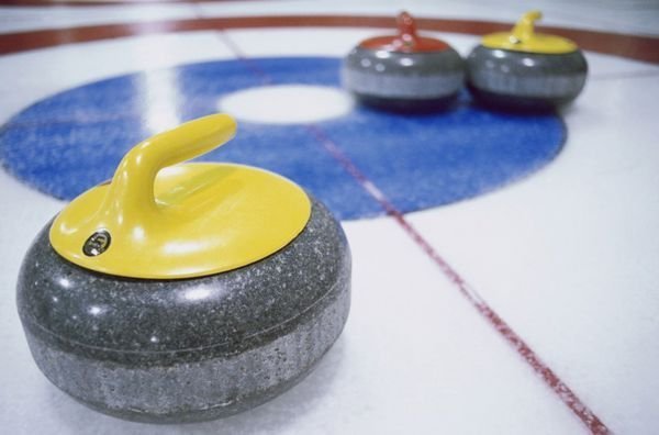 冬奥会冰壶比赛的冰壶是用什么材料做的？