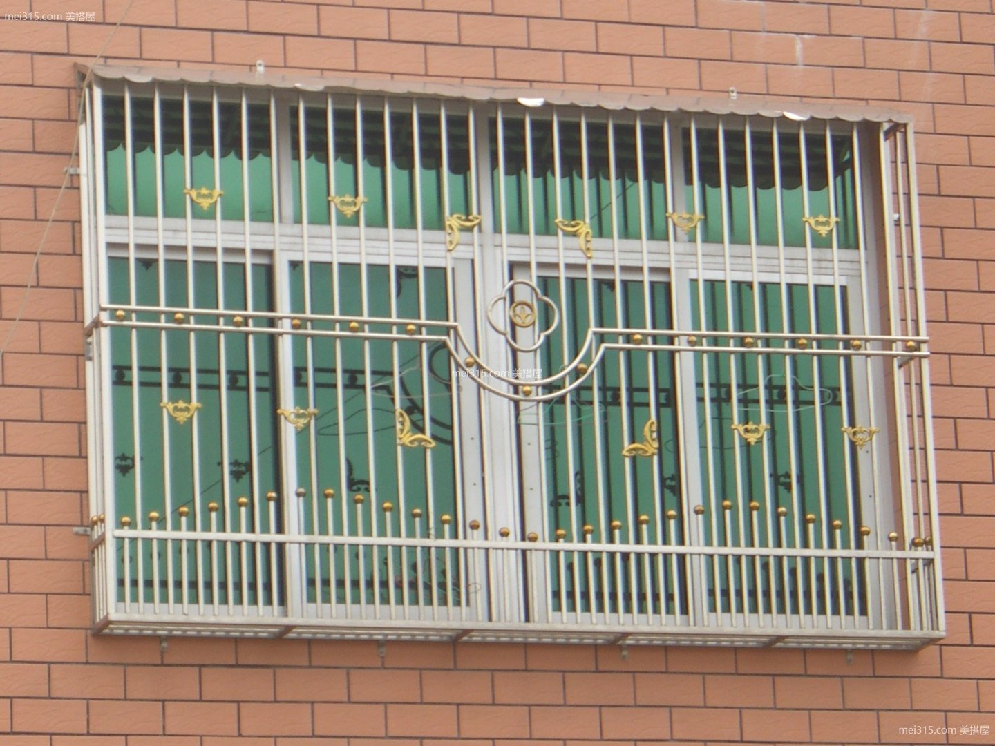 坠楼女婴父亲称孩子是在家自行生产的，作为父亲为何如此不负责任？