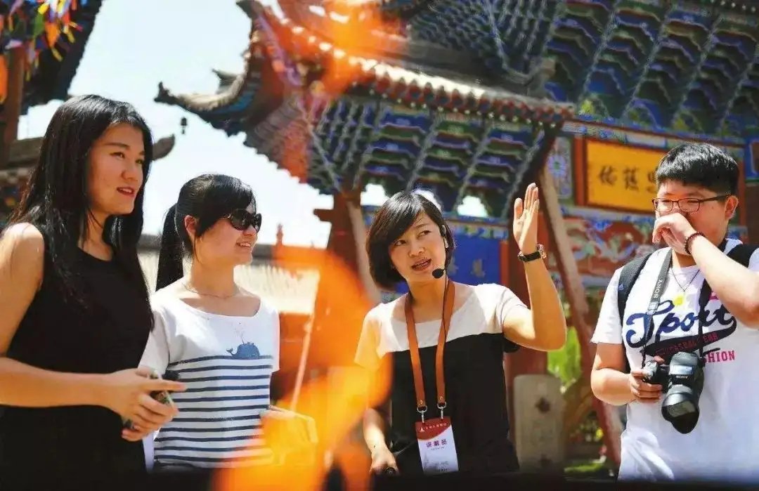 旅游转行干保险,年入六十万,导游们在疫情下如何跨过这道坎?