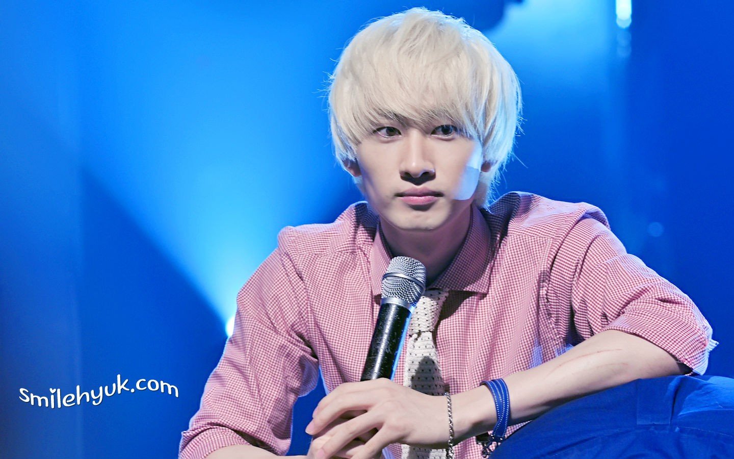 2013江苏卫视跨年演唱会里 SJM 里那个蓝色短发是谁