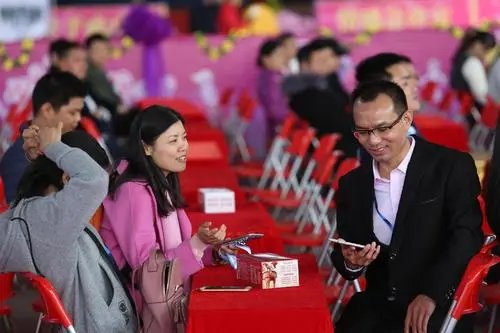 八旬大爷相亲想找年轻女性，为何现在相亲条件会如此荒唐？