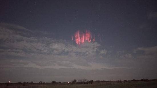 贵阳天空现闪电般红色发光体，这种景象是如何形成的？