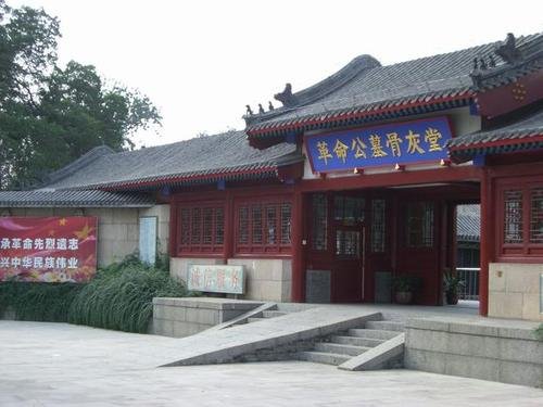 为何很多名人都想埋在八宝山，它有什么特殊的？