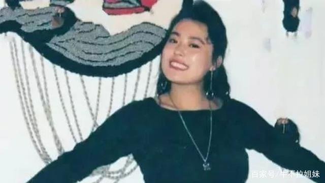 李菁菁嫁小15岁老公，和小25岁男友恋爱，为何被500个副导演封杀？