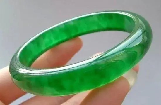 重庆女子寄快递丢失4800元手镯，圆通为何只能赔300？