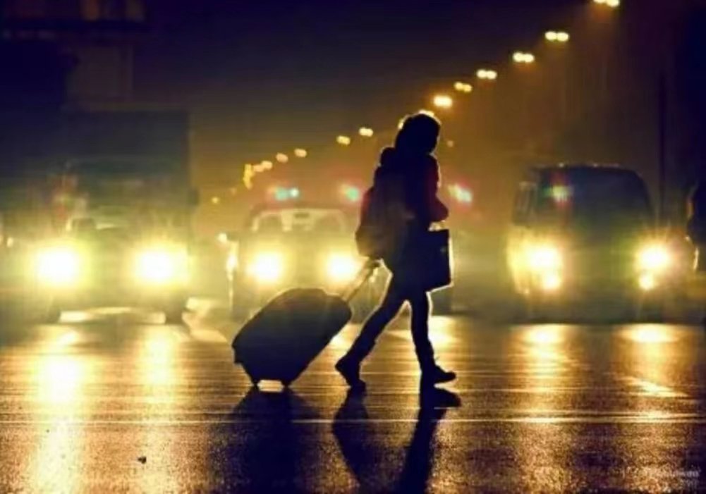 男子晒“空中阁楼”出租房，回家需要手动搭梯子！年轻人为何喜欢外出打拼？