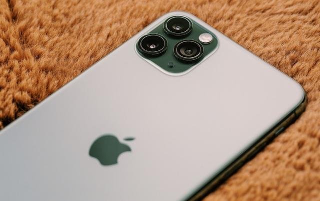 关于女孩用苹果手机遭大爷当众辱骂这件事，你有何看法？