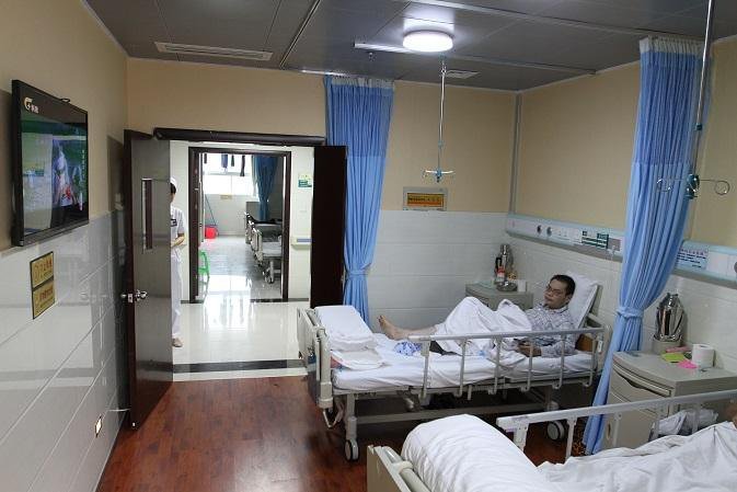 医院原院长伪造CT诊断意见书逾千次并骗保，他需承担哪些法律责任？