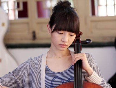 《失恋33天》里黄小仙的头发扎起来的那个花苞头是这么扎的？