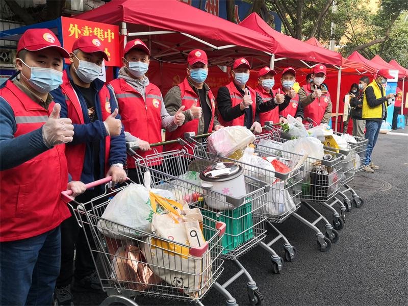 成都疫情仍处高位运转，当地居民的生活因此受到了哪些影响？