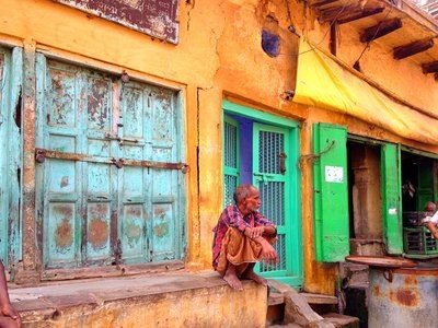 为什么印度人一般坐在地上吃饭？