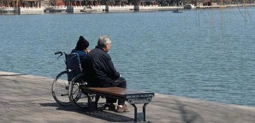 上海癌症晚期老人因疫情与老伴分离，最终是如何度过人生最后时刻的？