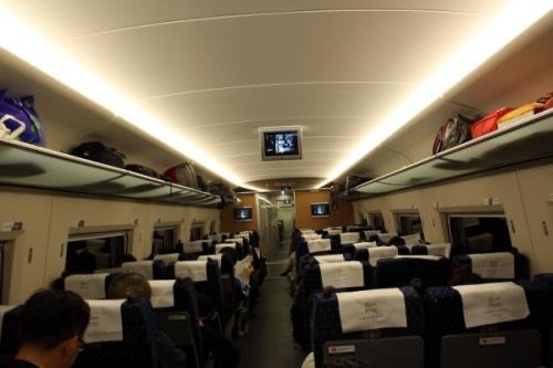 高铁喊“我比你身份高”的男子认错道歉，拿身份压人属于什么行为？