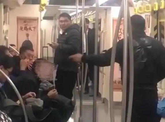 地铁男子辱骂拳打女子被大哥制止，双方发生冲突的原因有哪些？