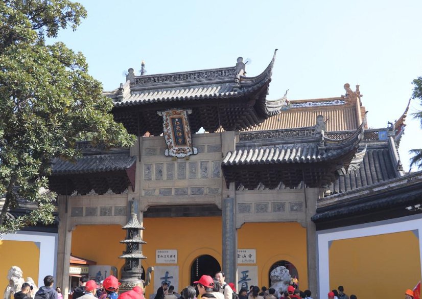 金山寺僧人不准烧外香并给游客丢掉，这样的做法是否正确