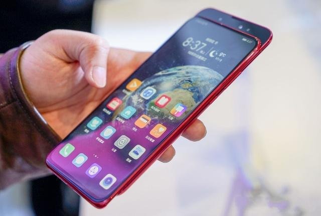 请问手机店里面一些营业厅提出来的充话费就能便宜买手机的活动。到底是亏了?还是赚了?