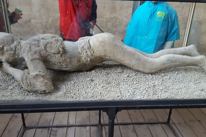 2千年前死于火山喷发的两居遗骸被找到，专家有何重大发现？