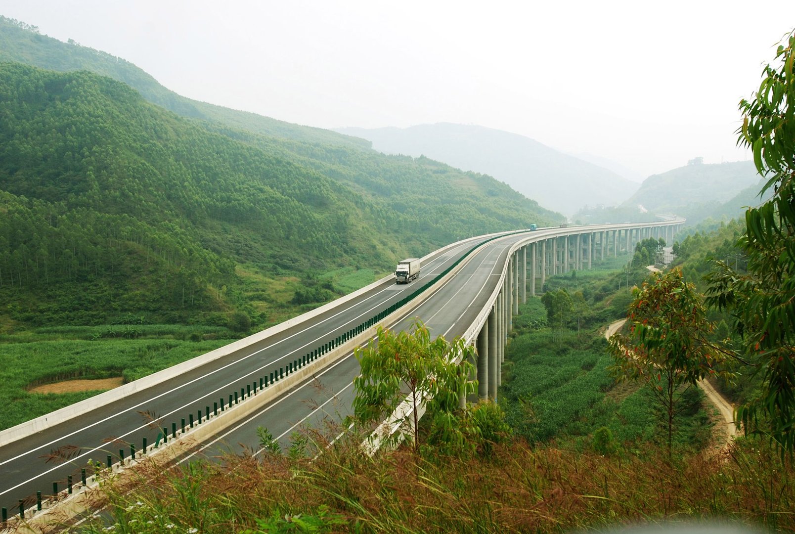 邢台一货车高速散落六千颗钉子,高速异物会有多严重的危害?