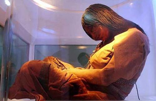 千年女尸产下14斤活婴是真的吗