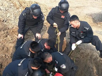 福建一男子河边捞出一枚炮弹，已交警方处理，遇到此类情况应该怎么做？