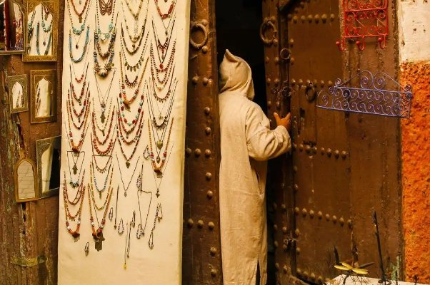 半掩门儿是什么意思