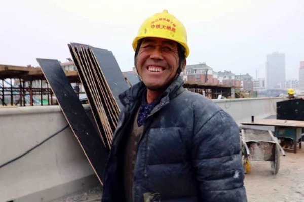 农民工怕弄脏座位坐地上车长一把扶起，两个善良的人让你有何感触？