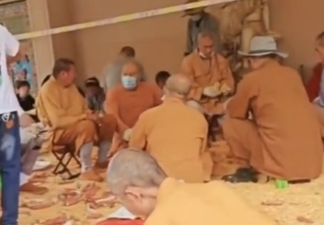 白马寺僧人剥玉米的场景吸引游客围观，为何众多游客加入了剥玉米大军？