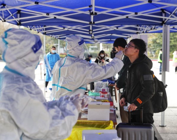 郑大女生私自外出感染新冠被立案，这位女生受到了学校的什么惩罚？