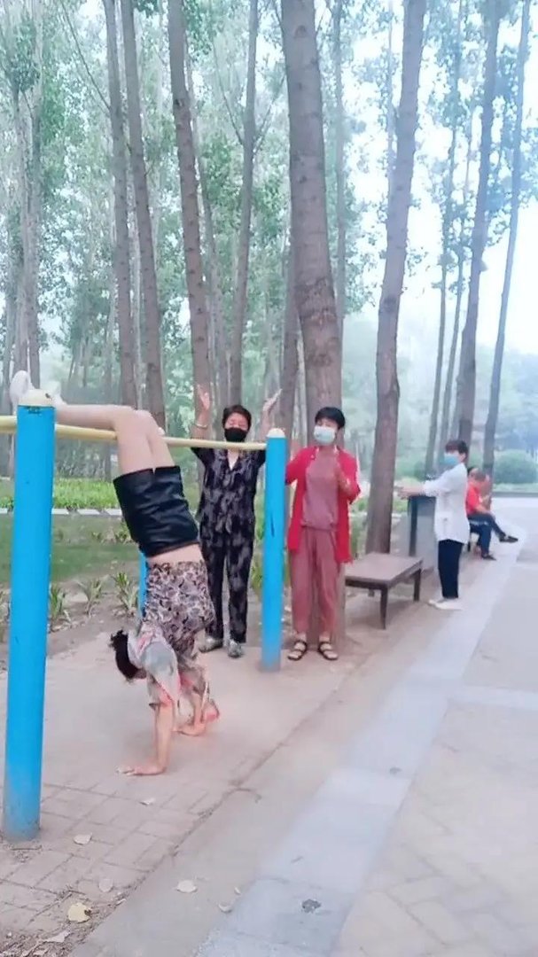 重庆一大妈单杠高速转圈惊呆众人，此举存在哪些安全隐患？