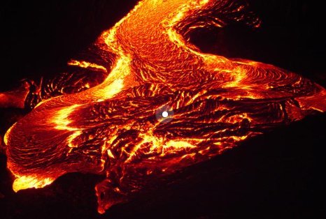 在喷发的火山烤香肠这也太厉害了吧，火山喷发是由什么引起的？