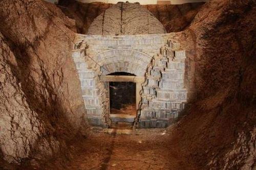 90后男子跟着视频学盗墓，却被墓石砸伤多处骨折，盗墓为何违法？