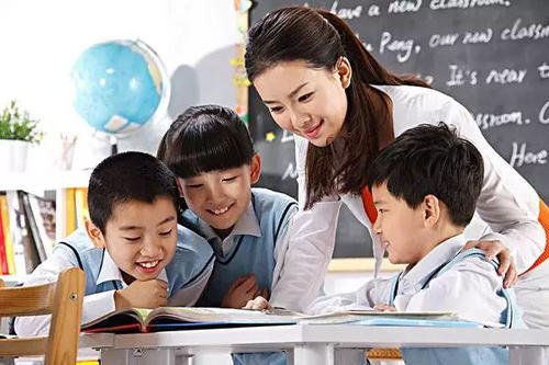 老师站楼道给学生讲课，什么是教书育人？