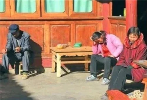 山东一父亲让女儿生孩子送给女友当他们娃养,他为何会提出这么奇怪的要求?