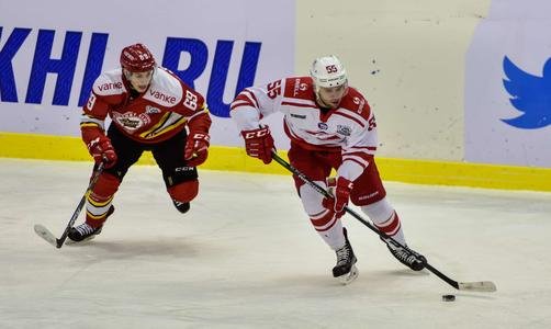 俄罗斯一名冰球运动员被球击中身亡，事发时的具体细节如何？