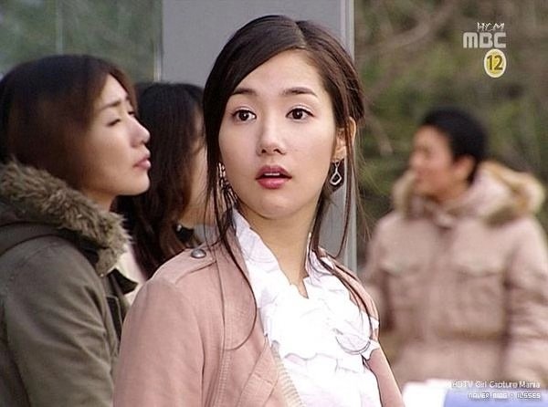 搞笑一家人里尤美家到底是怎么回事？