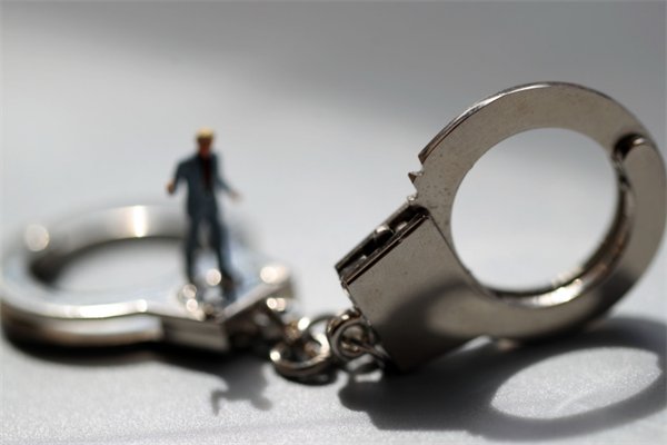 员工入职首日主动加班到凌晨，结果只为行窃，盗窃公司财产会被如何处罚？