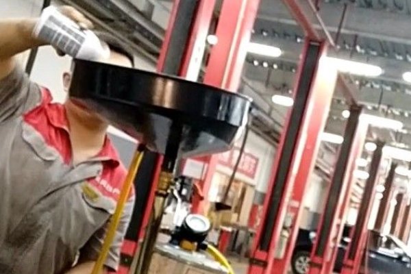 上汽大众4S店砸坏好零件再修，店员说哪些令人气愤的话？