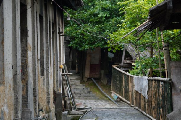 描写人去楼空凄凉诗句