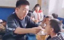 老师给满分学生喂饭，此行为会不会给学生造成错误的导向？