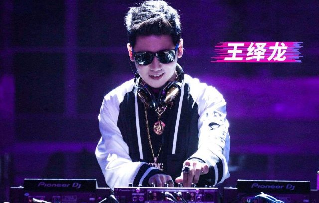 求《摇摆哥》歌词，午夜寂寞，谁来陪我……那断